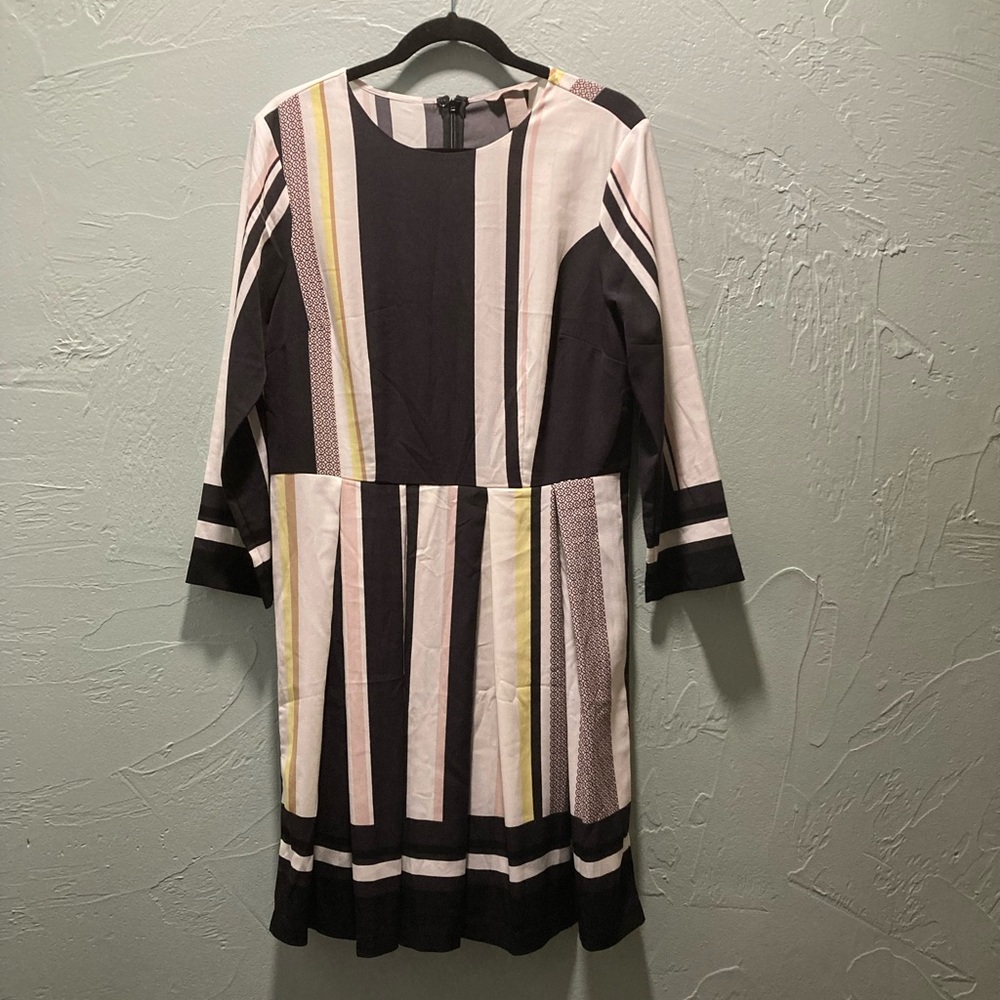 NWT H & M
Size 10
Black/Cream/Yellow & Pink
Bottom part is has pleats